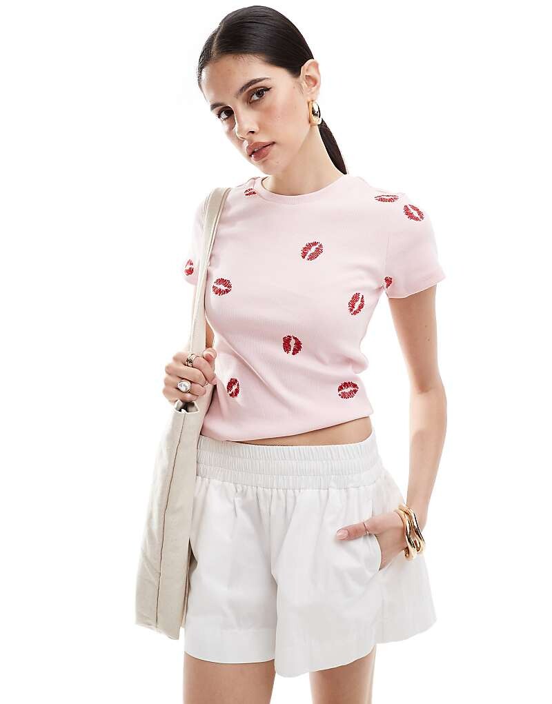 

ASOS DESIGN – Укороченная футболка светло-розового цвета с вышивкой губ