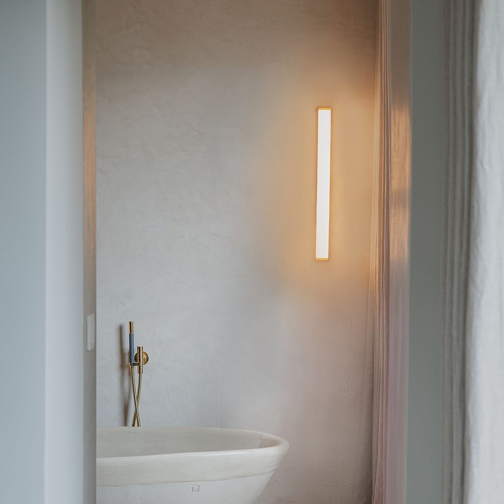

QAZQA - Modern Bath I Настенный светильник для ванной комнаты, латунь, 62 см, вкл. светодиод IP44 - Cascada - продолговатый пластик - I (несменный) LED, золото