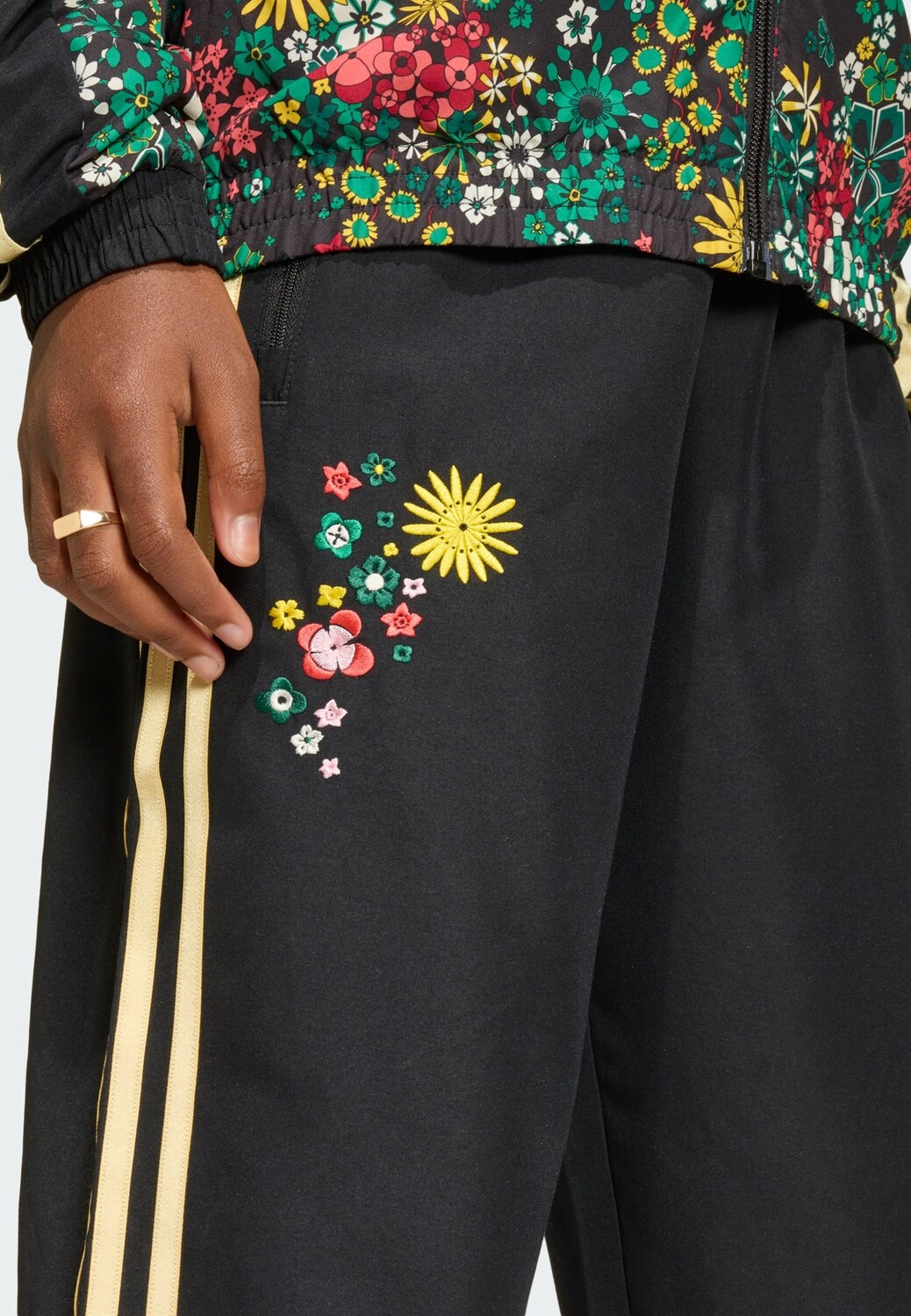 Широкие брюки 'Adidas Originals x Liberty London' в черном цвете — фото 4