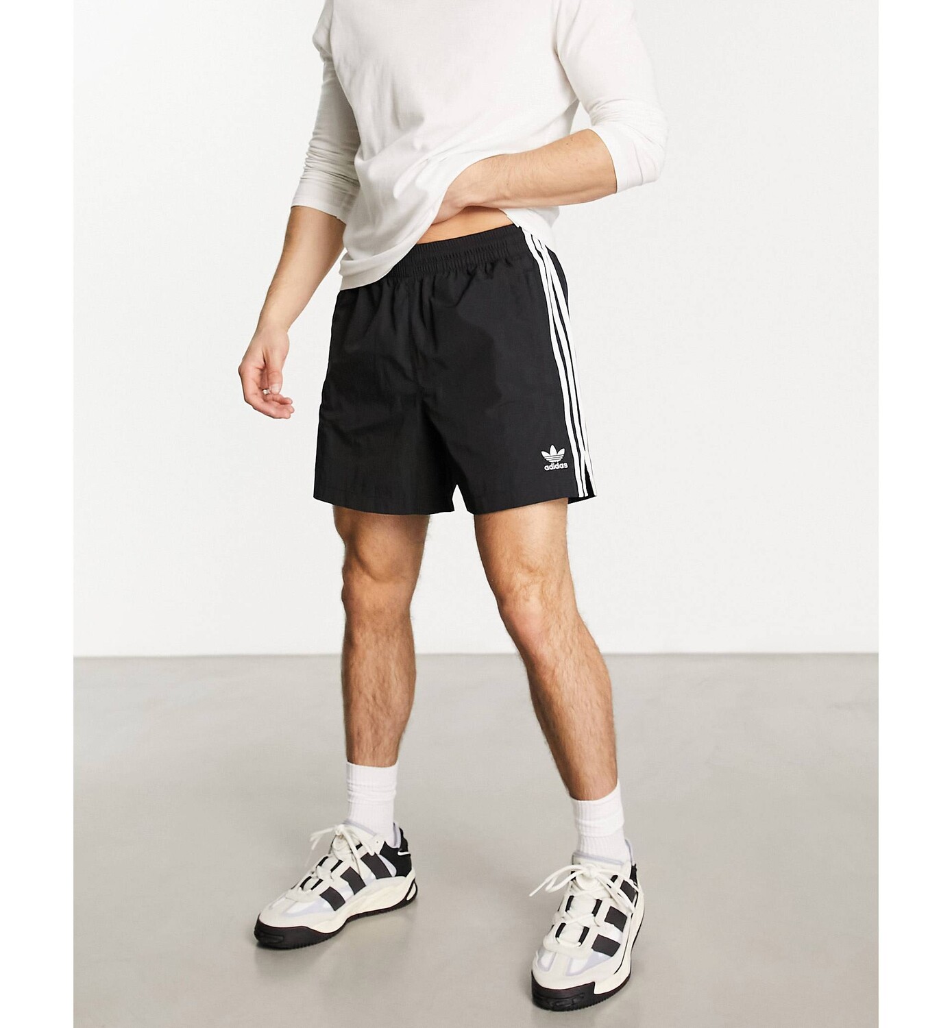 

Черные укороченные шорты с 3 полосками из полиэстера adidas Originals adicolor