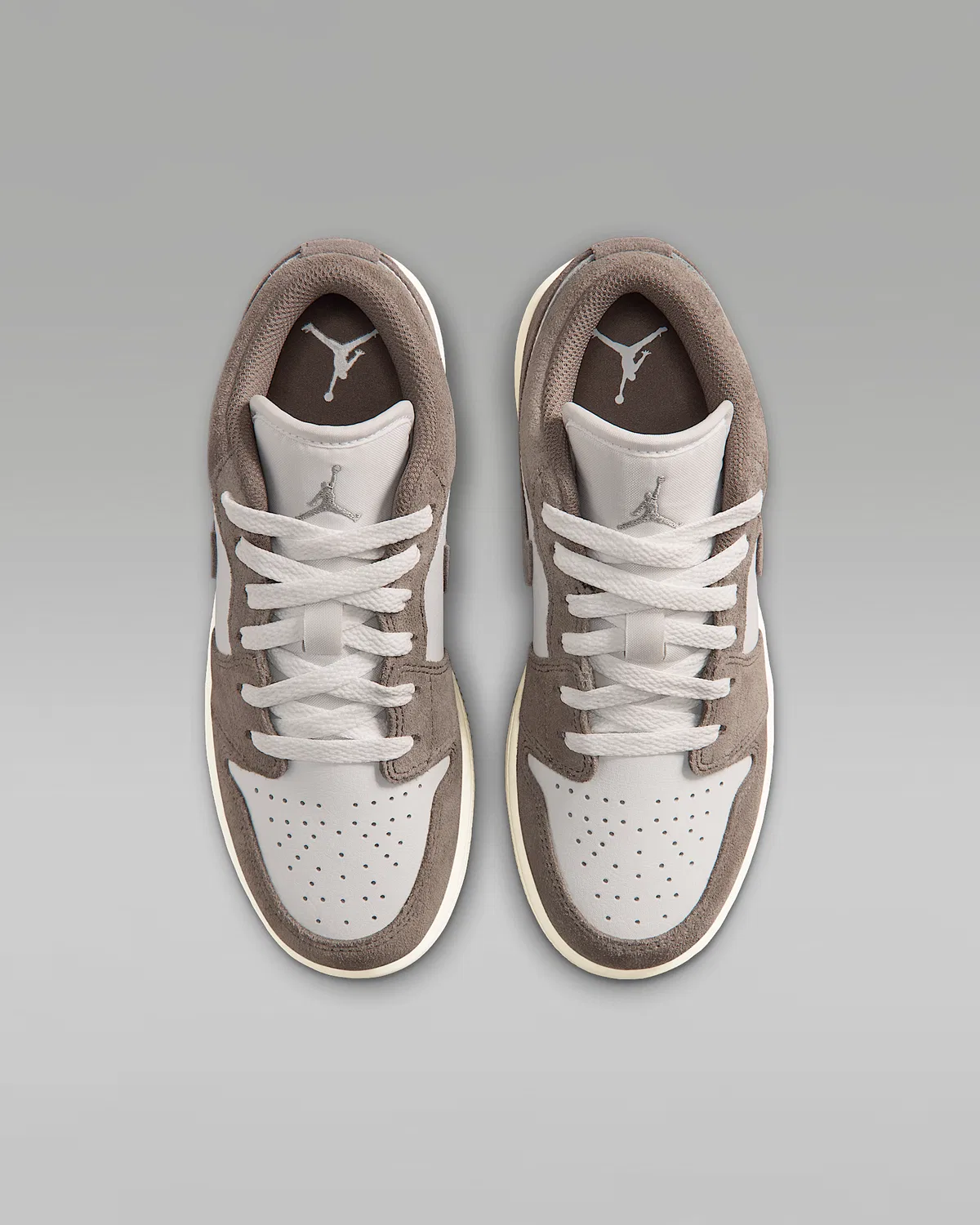 Кроссовки Air Jordan 1 Low для детей старшего возраста, Olive Grey/Summit White/Pale Ivory/Enigma Stone — фото 4
