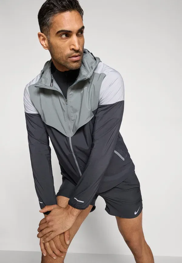 Ветровка Nike Performance, smoke grey/wolf grey/black, серо-дымчатый/серый волк/черный — фото 4