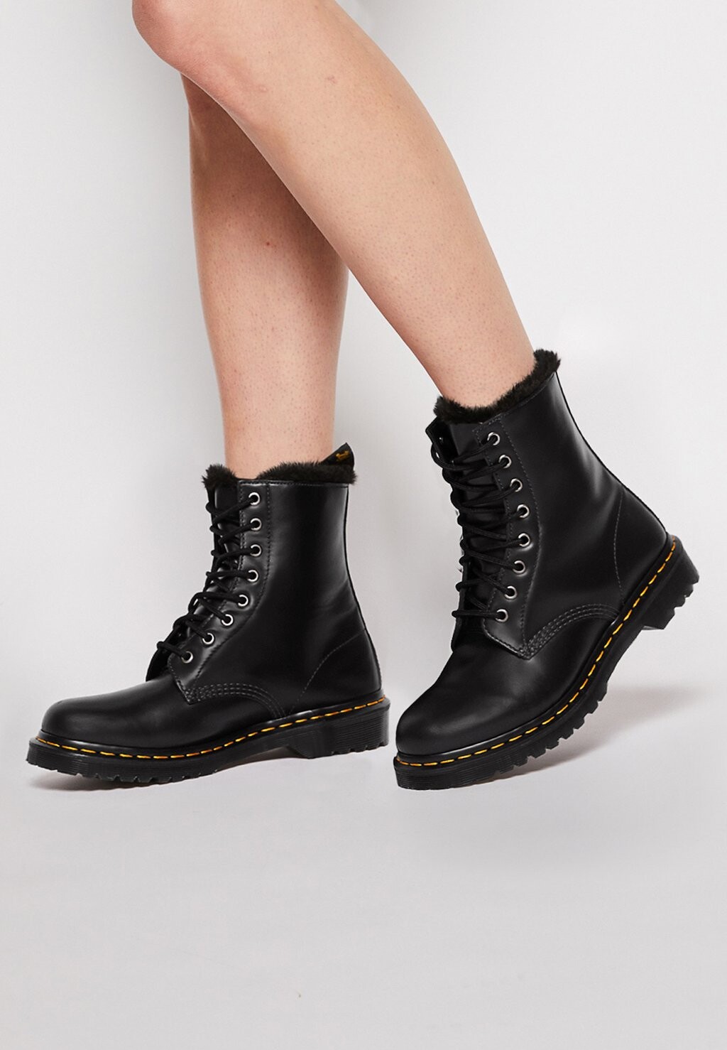 

Ботильоны на шнуровке Dr. Martens, черный