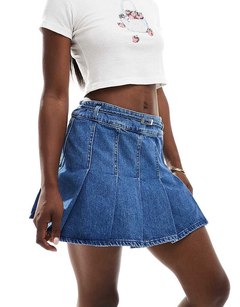 

ASOS DESIGN – Выцветшая джинсовая мини-юбка плиссированного цвета с поясом