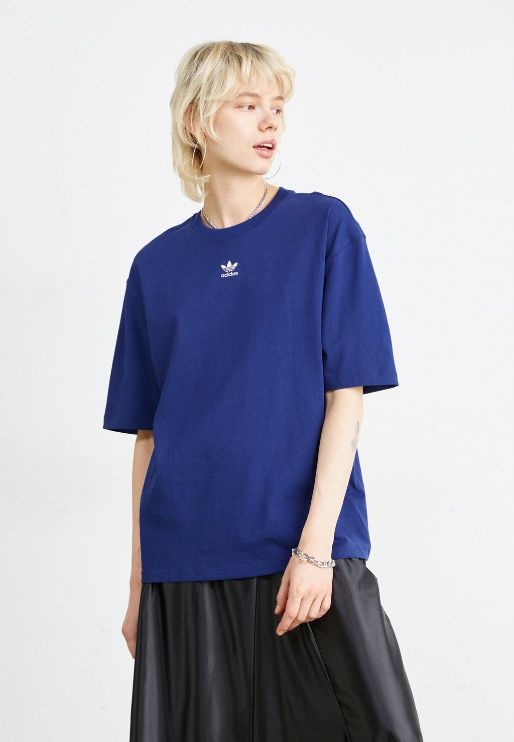 

Базовая футболка Tee adidas Originals, темно-синяя