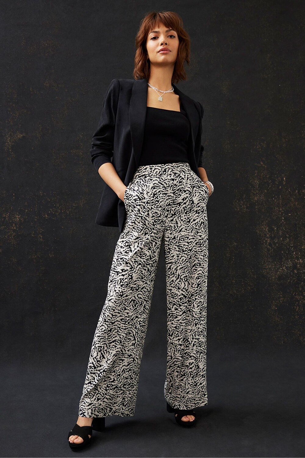 

Nyla белые брюки с широкими штанинами и принтом Mint Velvet, белый