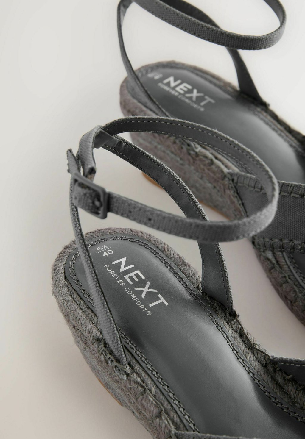 Босоножки на танкетке REGULAR FIT - FOREVER COMFORT CROSS-OVER - Espadrilles Next, пятнистый серый — фото 4