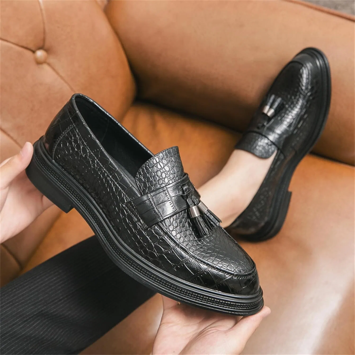 Лоферы кожаные с принтом крокодила Croc на низком каблуке, черный JSDWNDO — фото 4