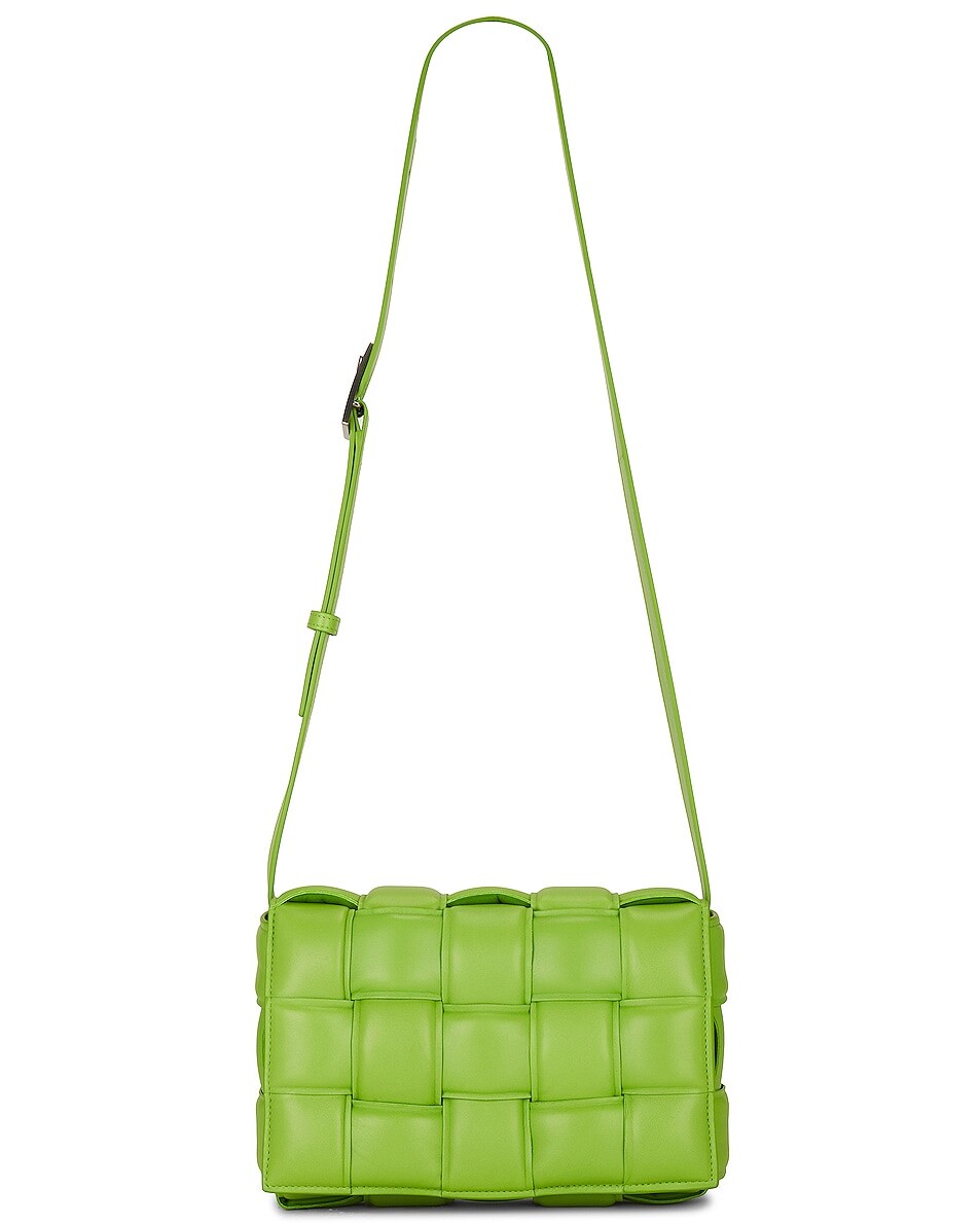 

Сумка через плечо Cassette с мягкой подкладкой Bottega Veneta, цвет Acid Green & Silver, Зеленый, Сумка через плечо Cassette с мягкой подкладкой Bottega Veneta, цвет Acid Green & Silver