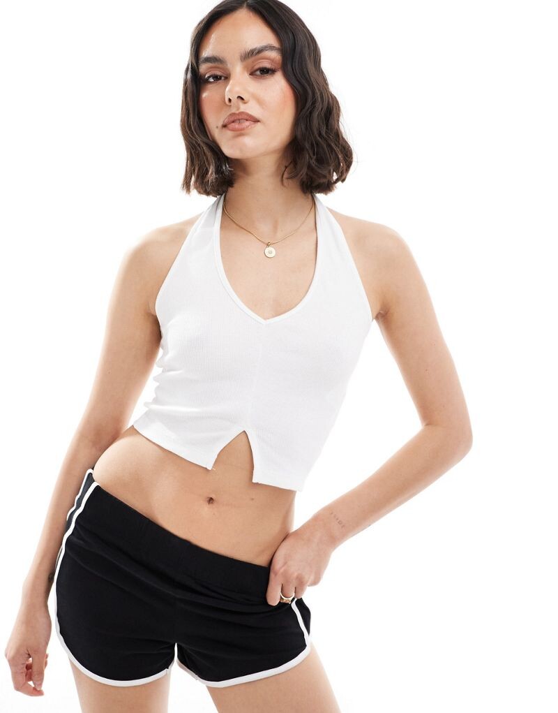 

Белая футболка с воротником-хомутом в рубчик Pull&Bear