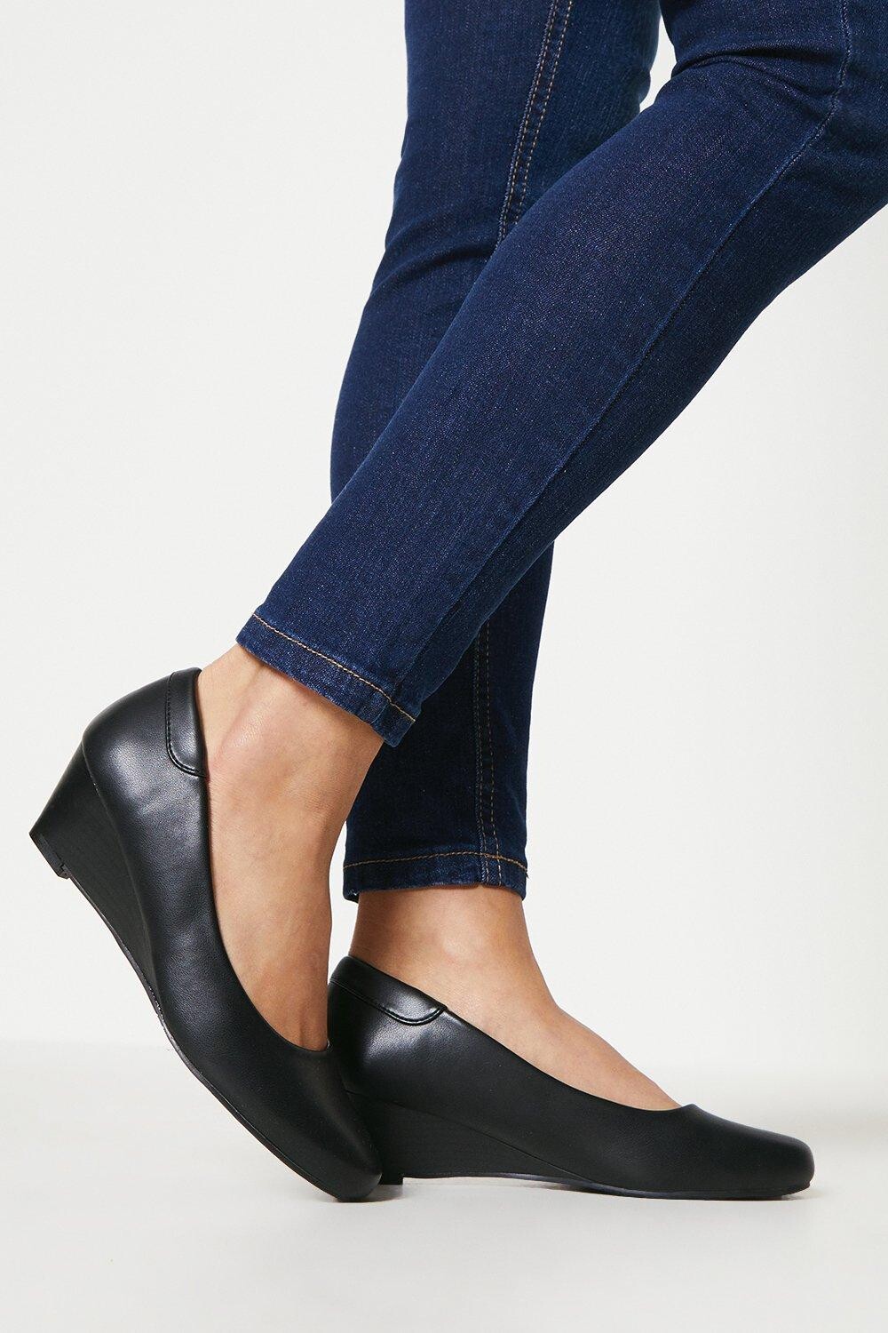 Хорошо для подошвы: туфли-лодочки Cerys Comfort на низкой танкетке Dorothy Perkins, черный
