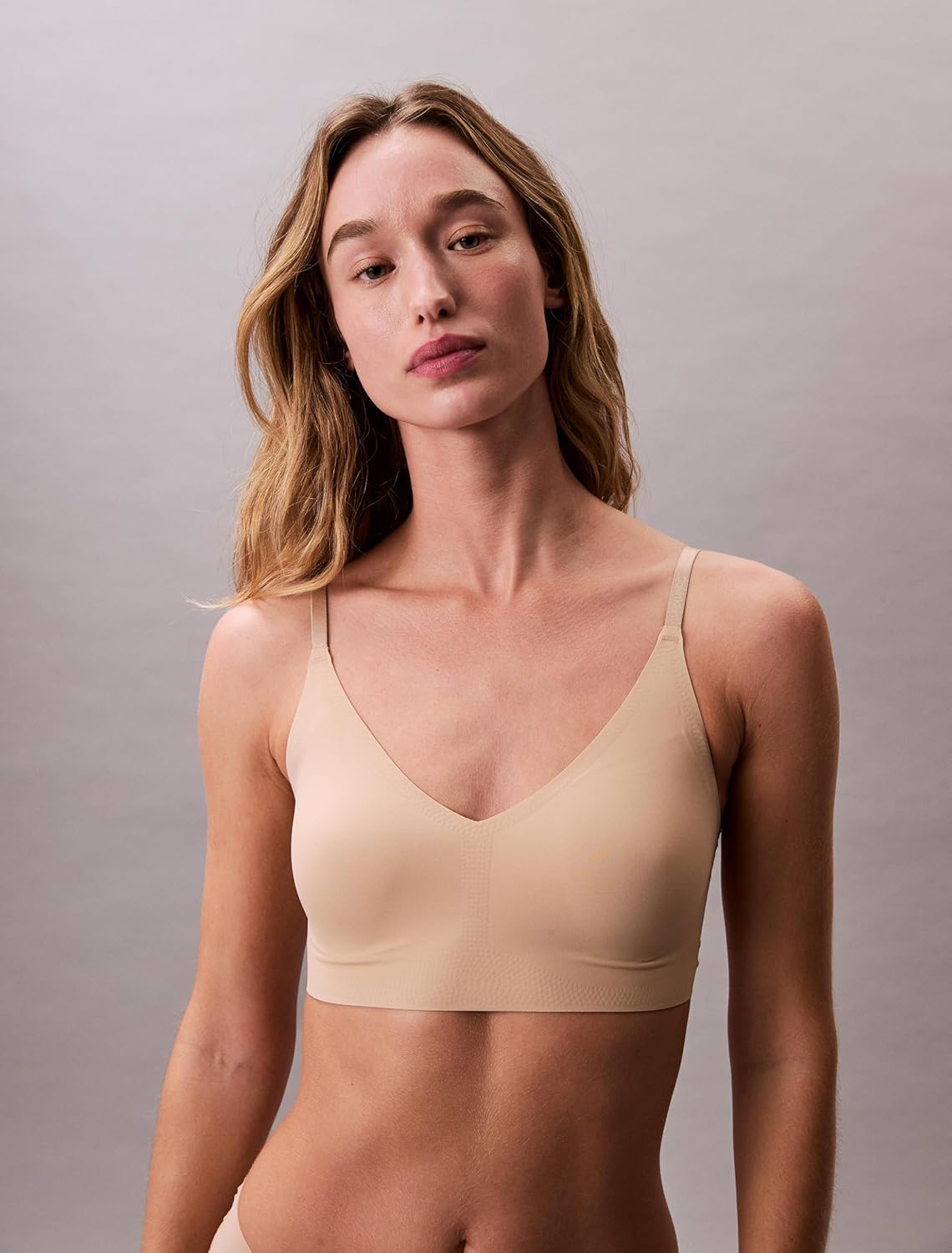 Женский бюстгальтер-бралетт Calvin Klein Invisibles Comfort с легкой подкладкой, бесшовный, с треугольными чашечками и косточками-косточками, Bare — фото 2