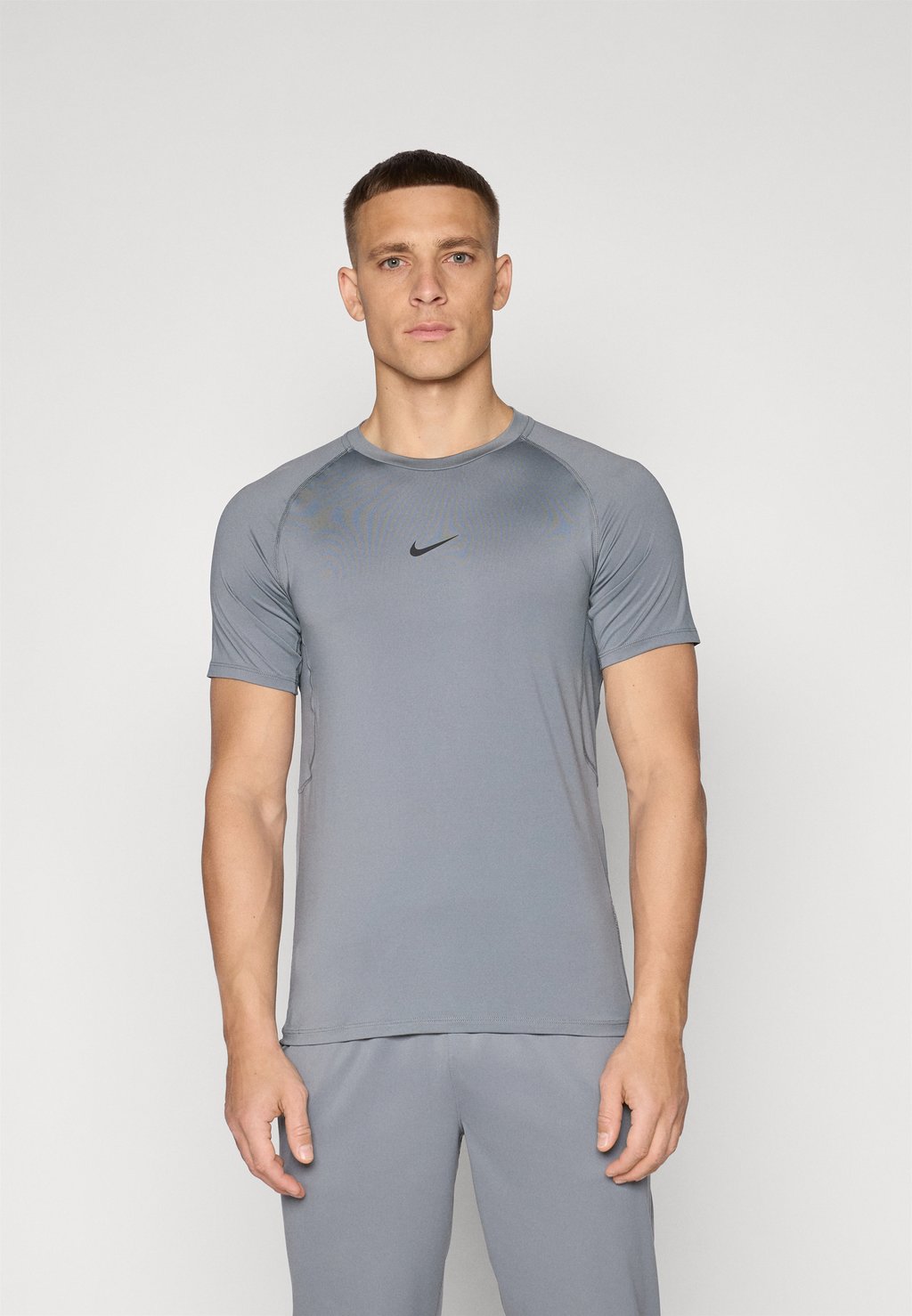 

Базовая футболка SLIM Nike Performance, серый