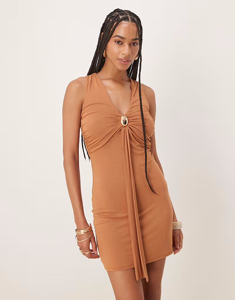 

Мини-платье ASOS DESIGN без рукавов с V-образным вырезом спереди и золотой отделкой верблюжьего цвета