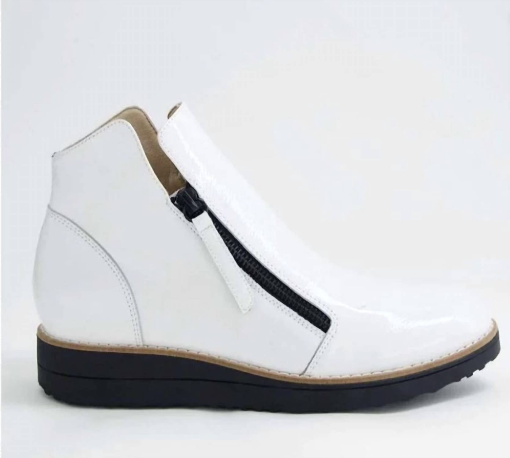 Женские лаковые ботинки Ohmy до щиколотки в белом цвете с черной подошвой Django & Juliette
