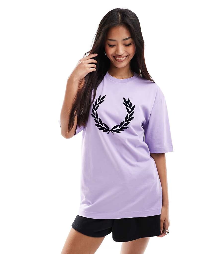 

Fred Perry — светло-фиолетовая футболка с принтом лаврового венка