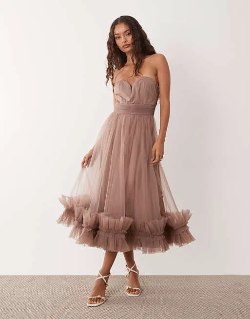 

Серо-коричневое платье-бандо из тюля Lace & Beads Petite с оборкой по низу