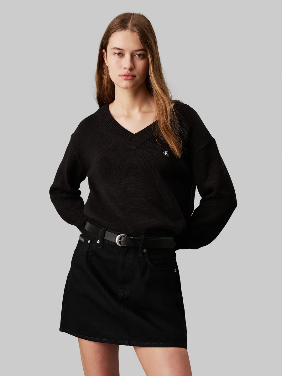 

Свитер с V-образным вырезом Calvin Klein Jeans "CK EMBRO BADGE V-NECK SWEATER" и нашивкой-логотипом, черный