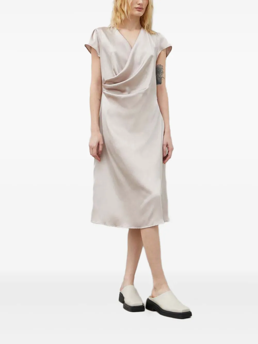 

Платье с воротником-хомутом и драпировкой Bruuns Bazaar, нейтральный