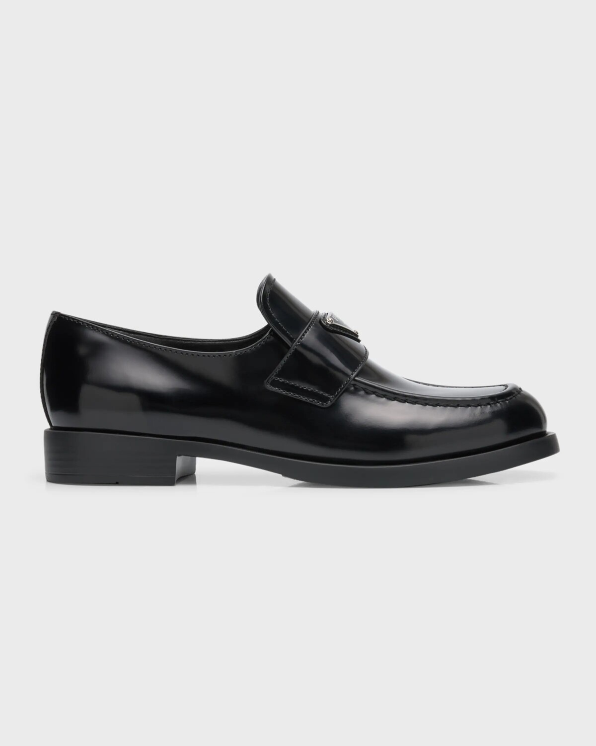 Кожаные лоферы без шнуровки на плоской подошве Prada, цвет Nero