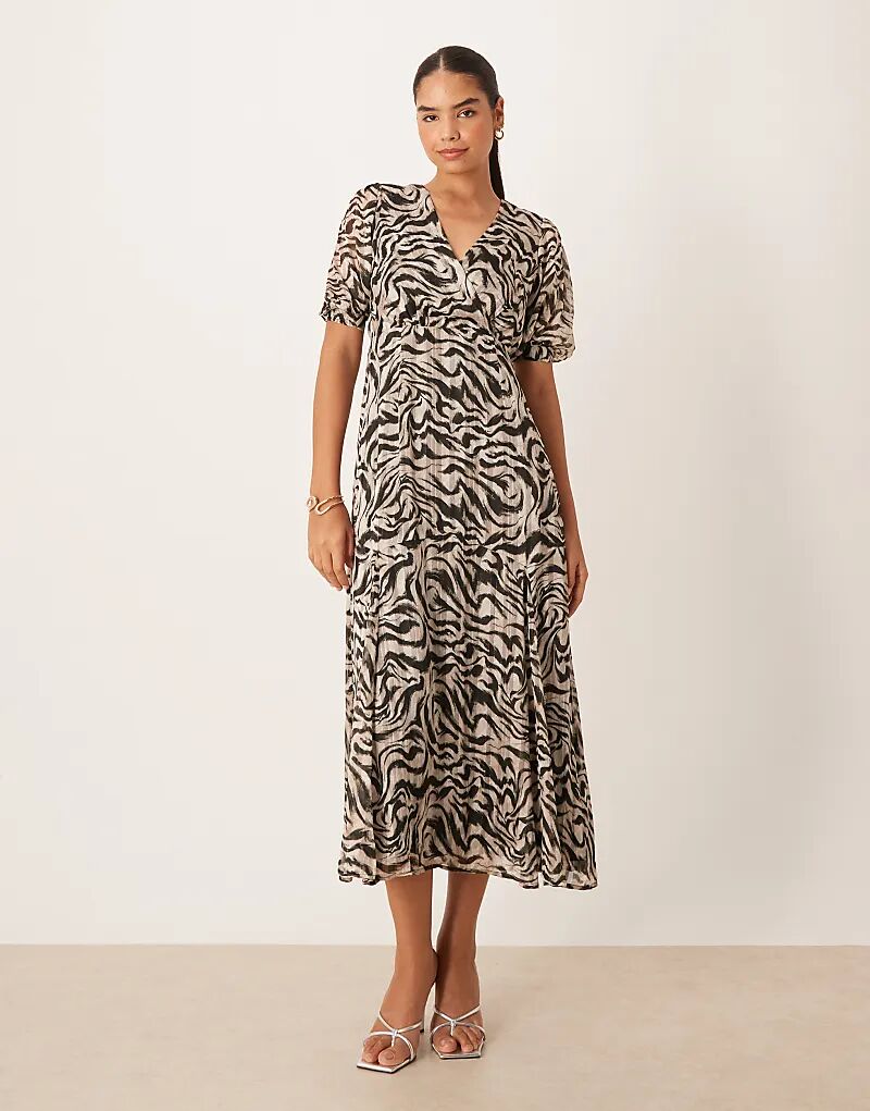 

Платье мидакси Lovedrobe с анималистичным принтом и рукавами-буфами, имитацией запаха, монохромное