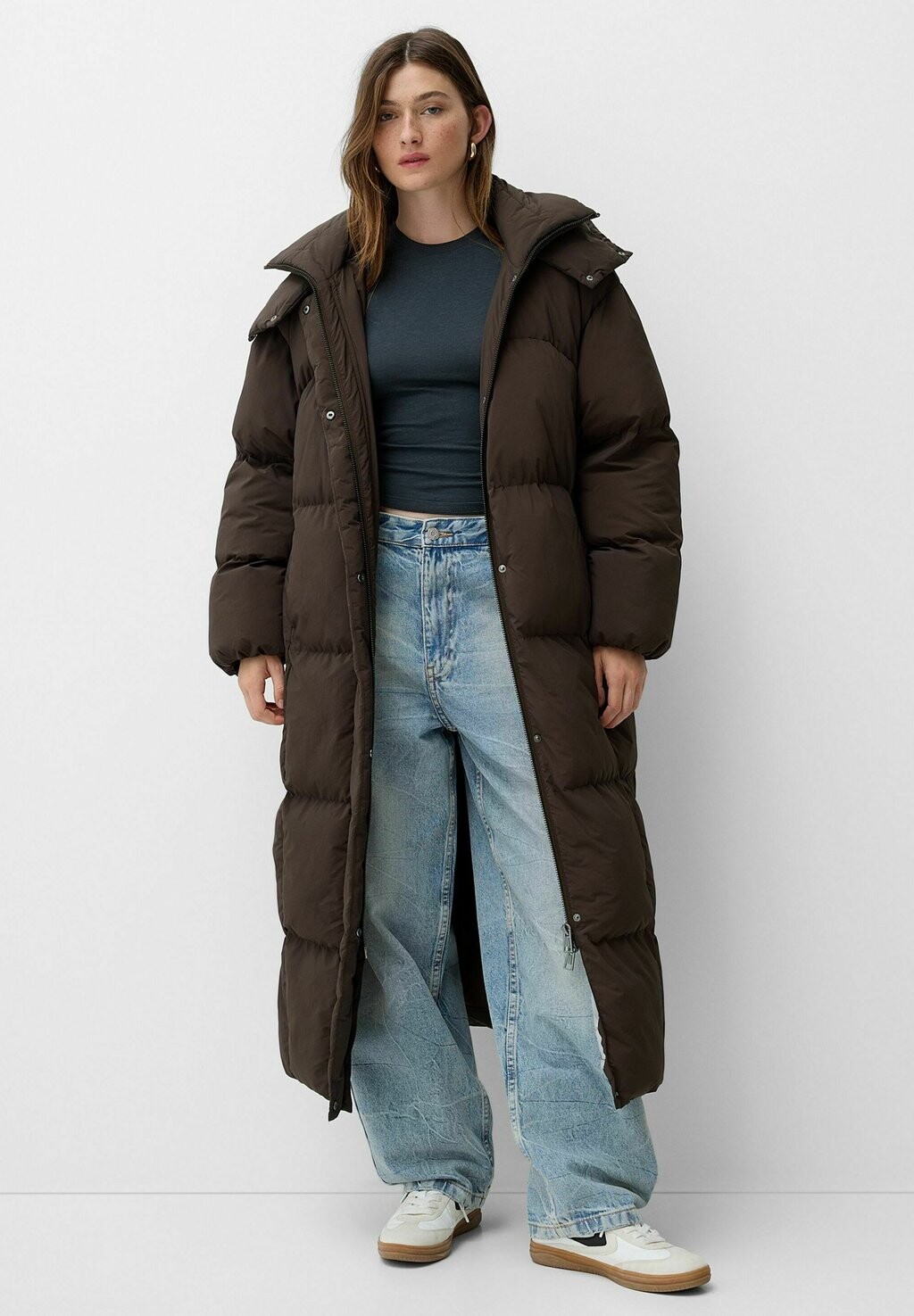 

Зимнее пальто PUFFER Bershka, темно-коричневый