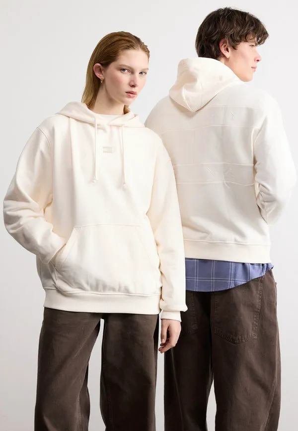 

Худи с капюшоном, окрашенным в технике перекрашивания, с нашивкой в виде флага на спине, свободного кроя. Tommy Jeans, Ancient White, Белый, Худи с капюшоном, окрашенным в технике перекрашивания, с нашивкой в виде флага на спине, свободного кроя. Tommy Je