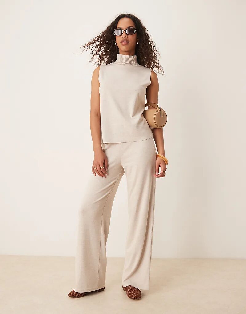 

Легкий трикотажный брючный костюм Mango светло-бежевого цвета