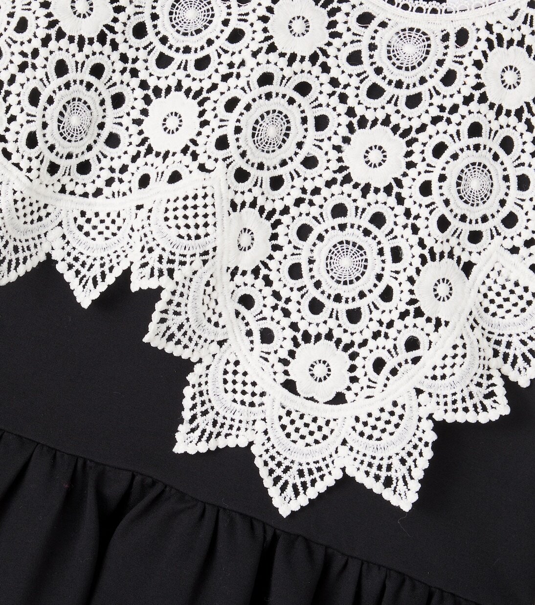 Платье с рюшами, связанное крючком Petite Amalie  , Black/Cream Lace — фото 3