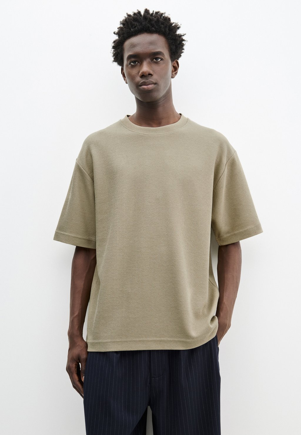 

Базовая футболка TEXTURED SHORT SLEEVE PULL&BEAR, песочный