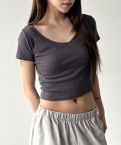 

4INT. Футболка укороченная хлопковая с V-вырезом и коротким рукавом 4INT