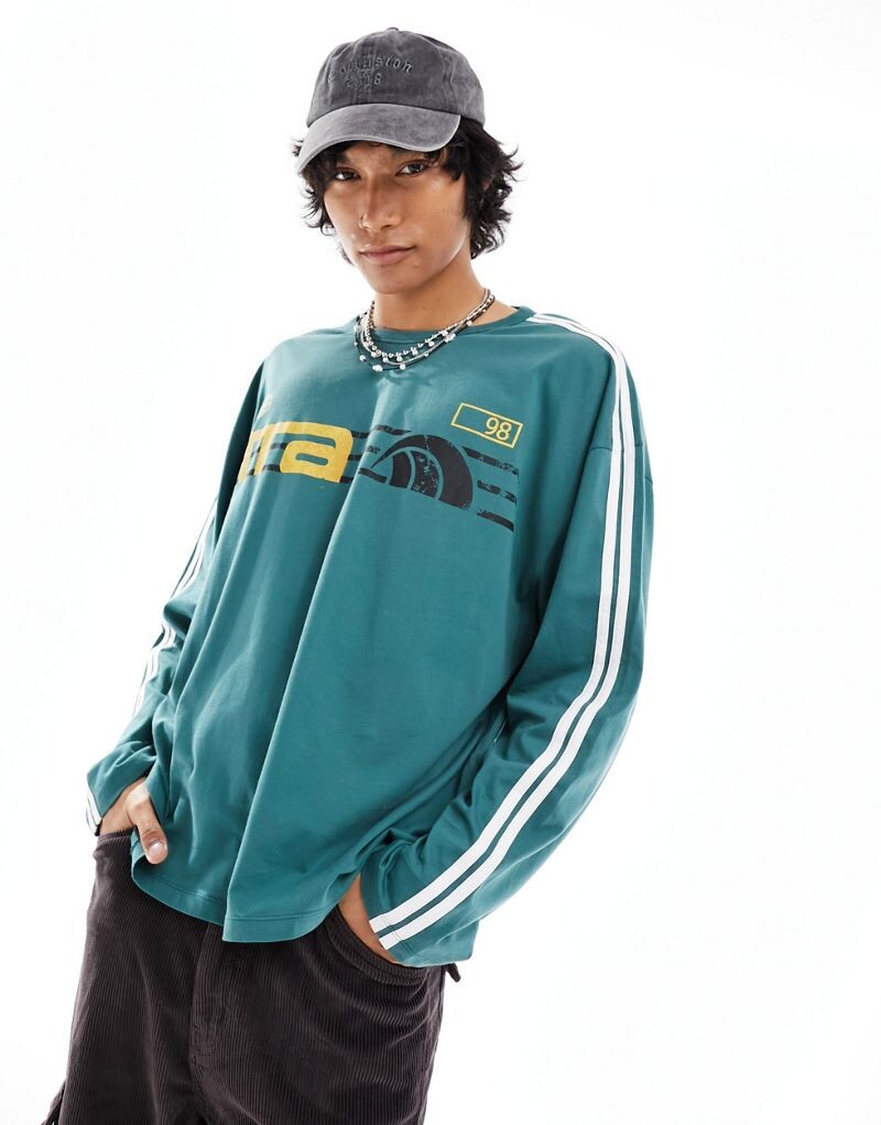 

Зеленая футболка оверсайз с длинными рукавами и футбольным принтом COLLUSION COLLUSION