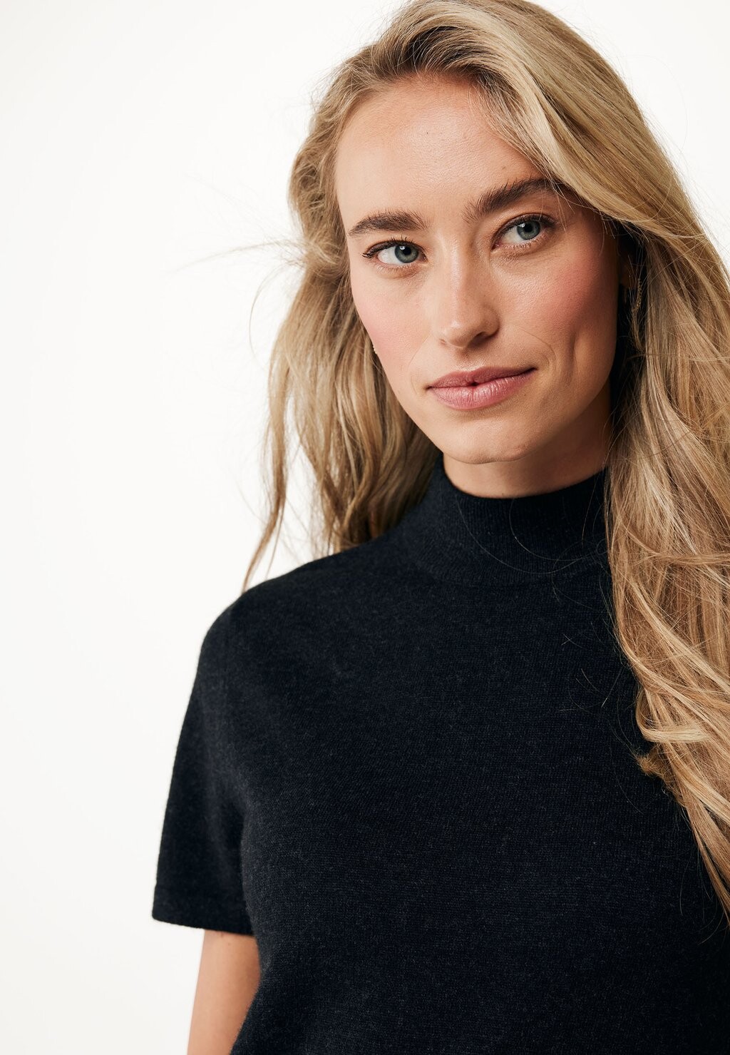 

Базовая футболка SHORT SLEEVE WITH TURTLE NECK Mexx, черный