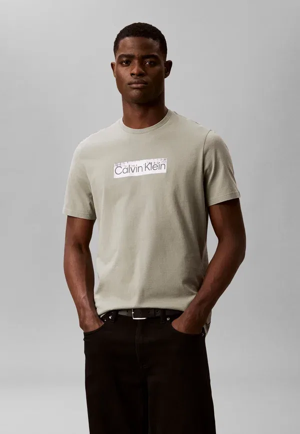 Футболка с принтом Calvin Klein, тень