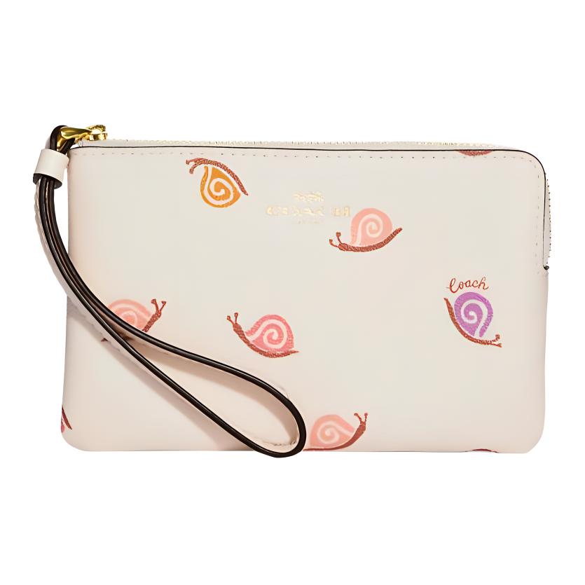 

Кожаная сумочка-клатч на запястье с угловой молнией и покрытым тканью кардхолдером женская chalk white COACH, Set (Bag+Dust Bag)