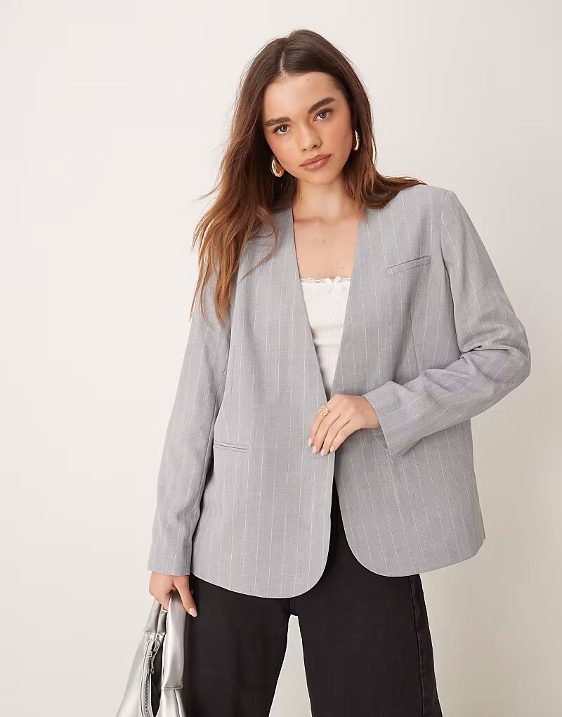 

Блейзер ASOS DESIGN в серую полоску