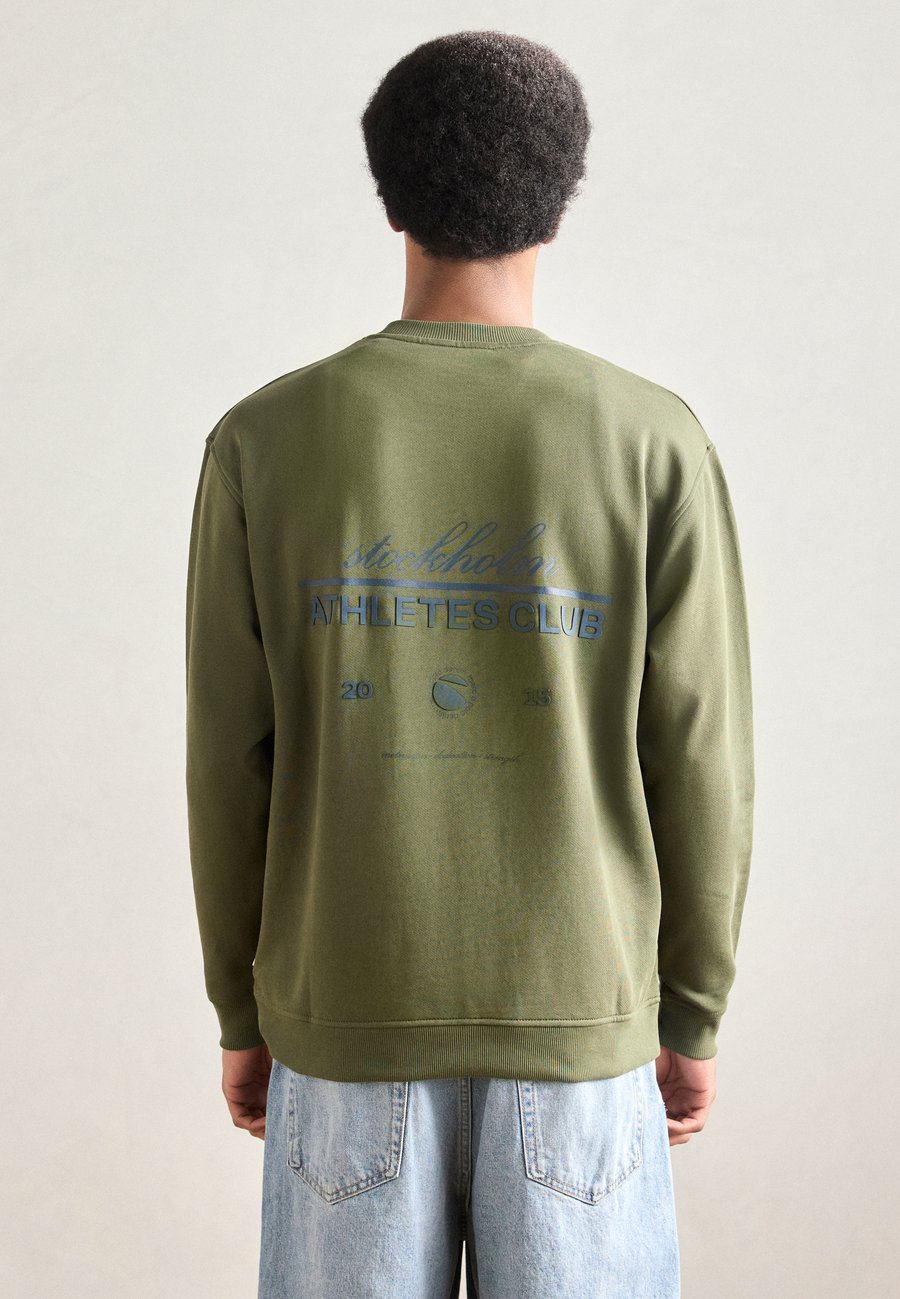 

Толстовка Marc O'Polo DENIM CREW NECK PRINT RELAXED FIT, Dark Moss/Green, Зеленый, Толстовка Marc O'Polo DENIM CREW NECK PRINT RELAXED FIT, Dark Moss/Green