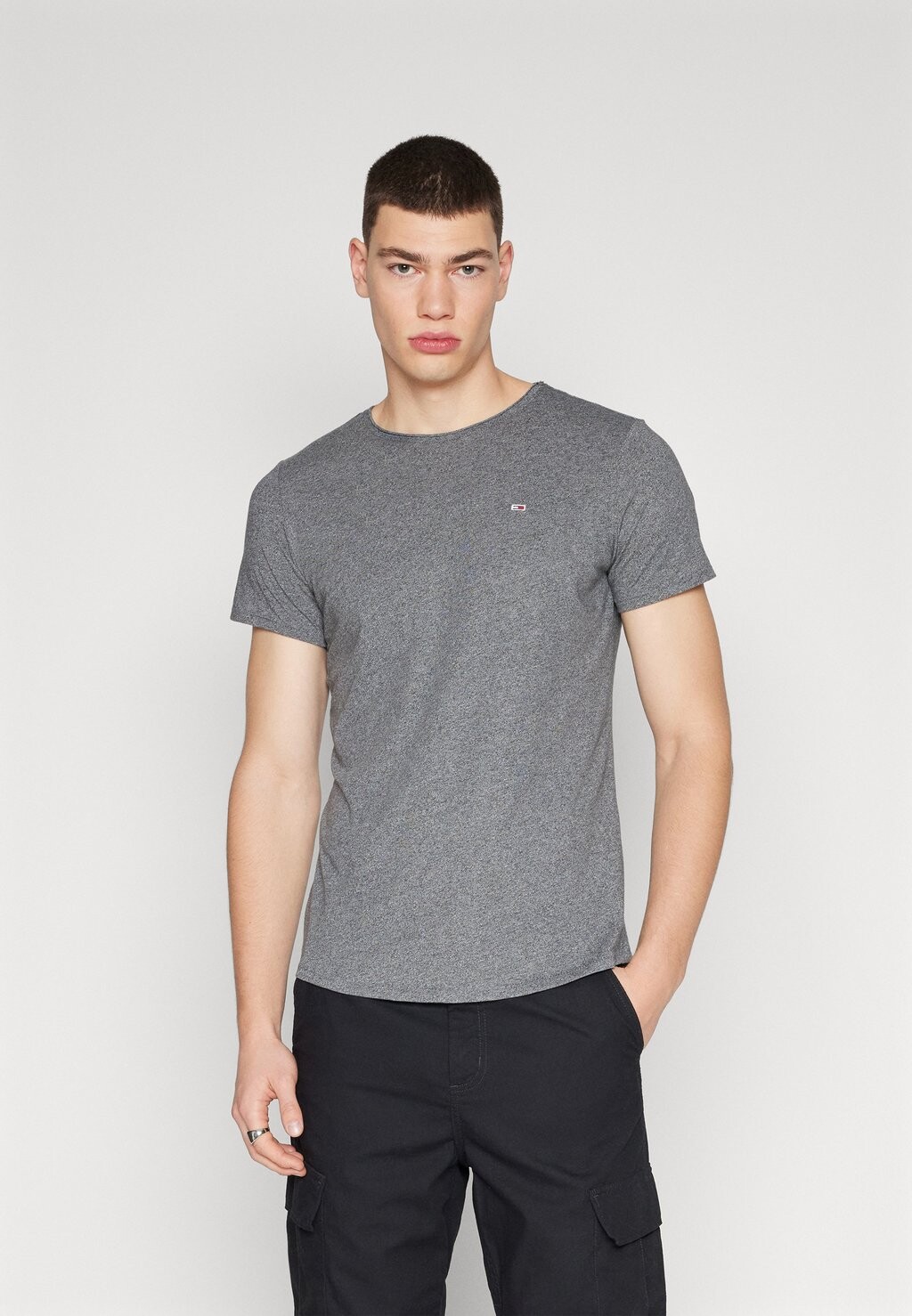 

Базовая футболка Slim Jasper Neck Tommy Jeans, цвет new charcoal