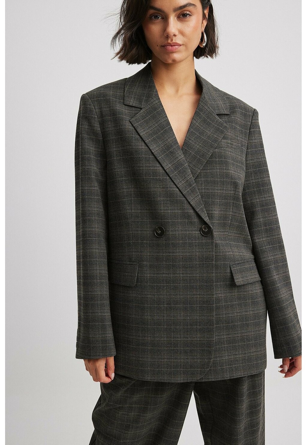 

Короткое пальто KARIERTER OVERSIZE NA-KD, серый