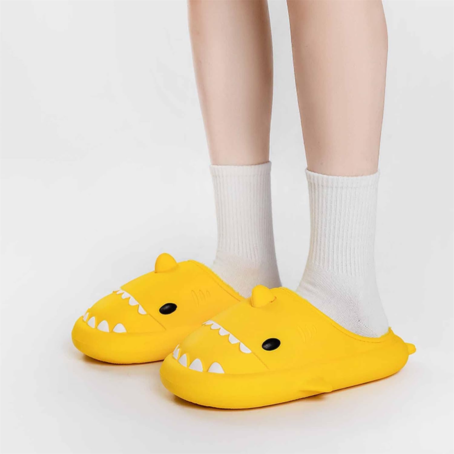 Зимние пушистые тапочки Shark Slides с изображением акулы, зимние тапочки Cloud Slides с акулой для взрослых, нескользящие пушистые тапочки Quroxo, желтый — фото 2