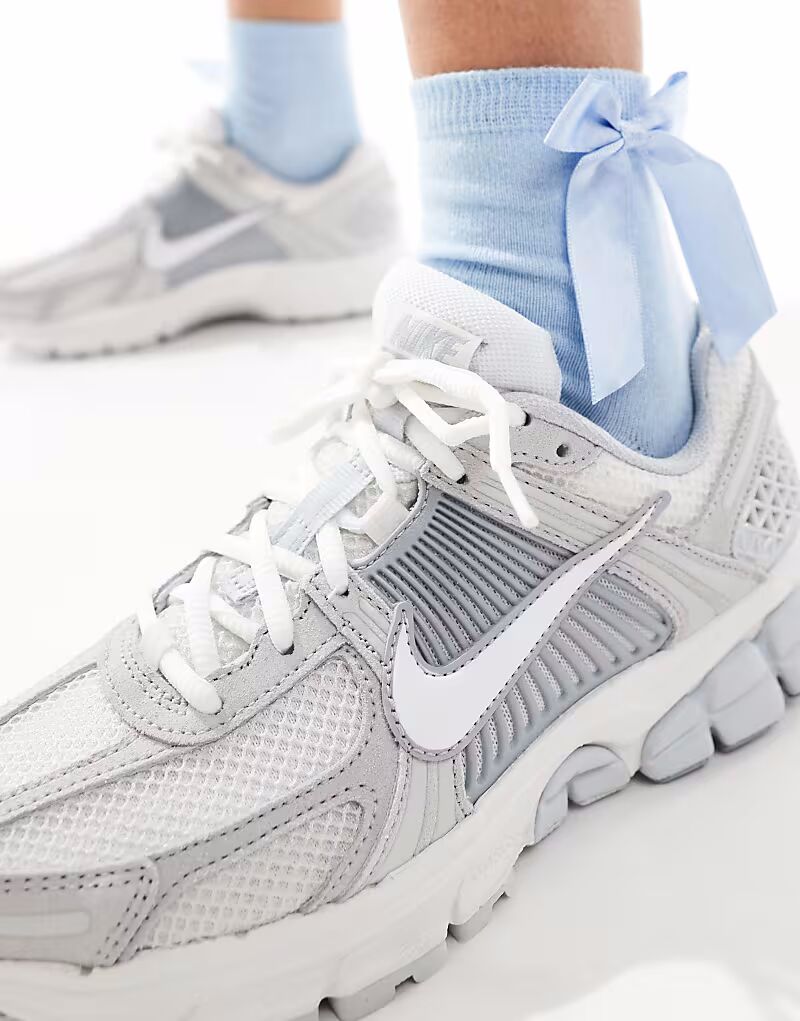 Кроссовки Nike Zoom Vomero 5 серого и белого цветов — фото 3