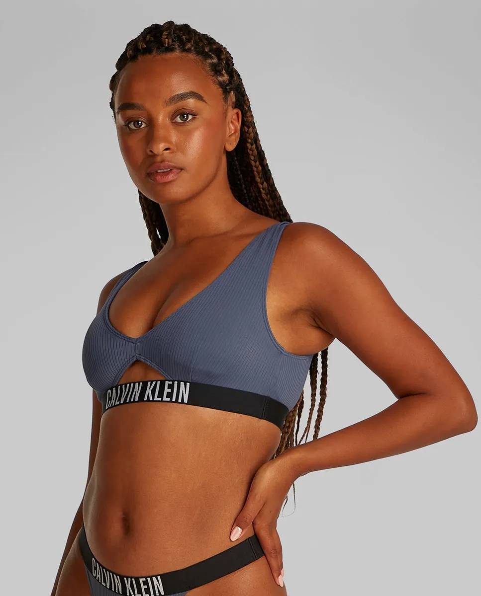 

Ребристый топ-бюстгальтер с вырезом и логотипом на поясе Calvin Klein, серый