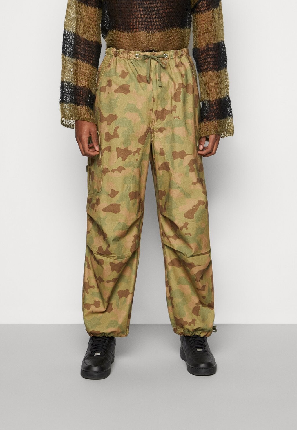

Брюки карго DUCK CAMO OVERSIZED PARACHUTE PANTS Jaded London, хаки
