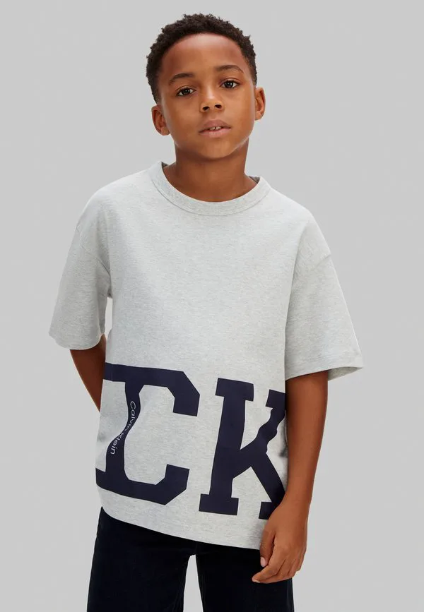 Футболка с принтом в стиле университетской формы Calvin Klein Jeans, Ltegreyht