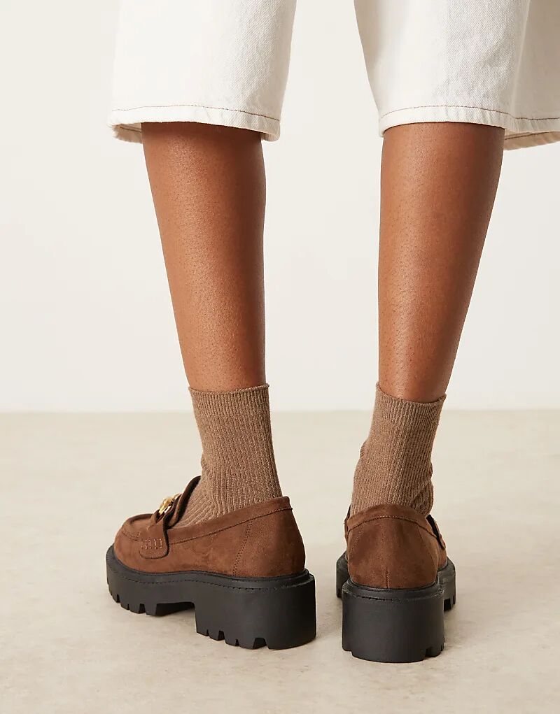 Лоферы ASOS DESIGN Milan с массивной цепочкой из замши шоколадного цвета — фото 3