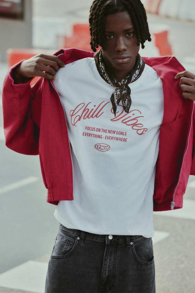 

Футболка с графическим принтом Chill Vibes Pull And Bear, белый