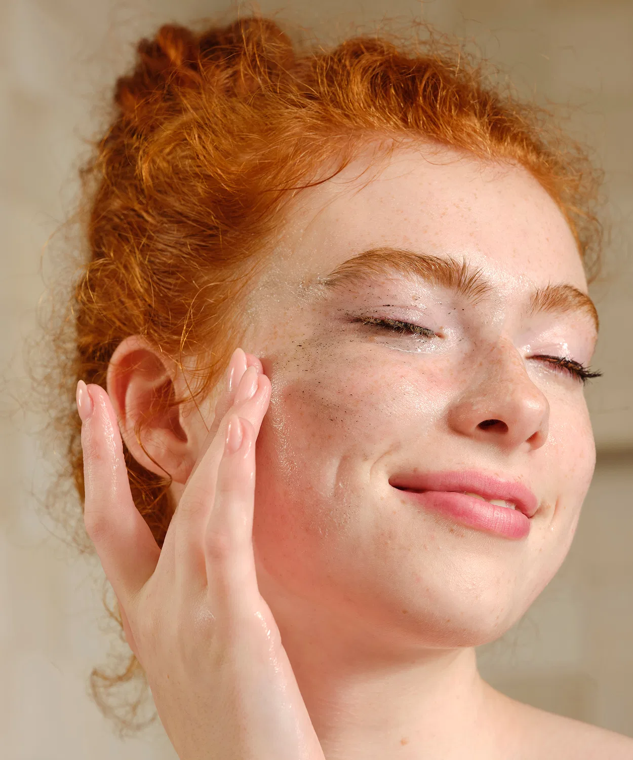 Гель для умывания The Body Shop — Гель- для умывания С алоэ и ромашкой, , бесцветный, 245 мл — фото 4