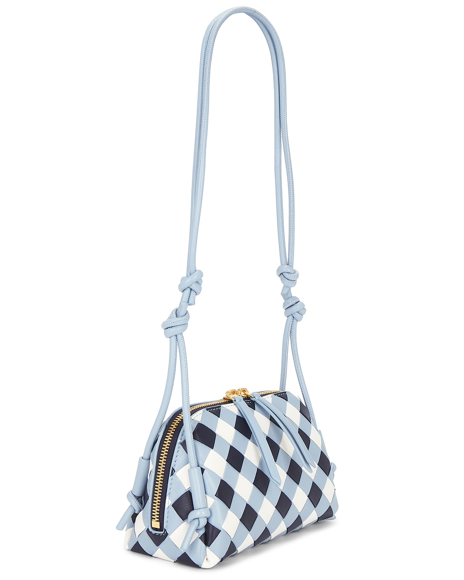 Сумка Concert Pouch Bottega Veneta, Abyss, Ice White, & Gold — фото 4