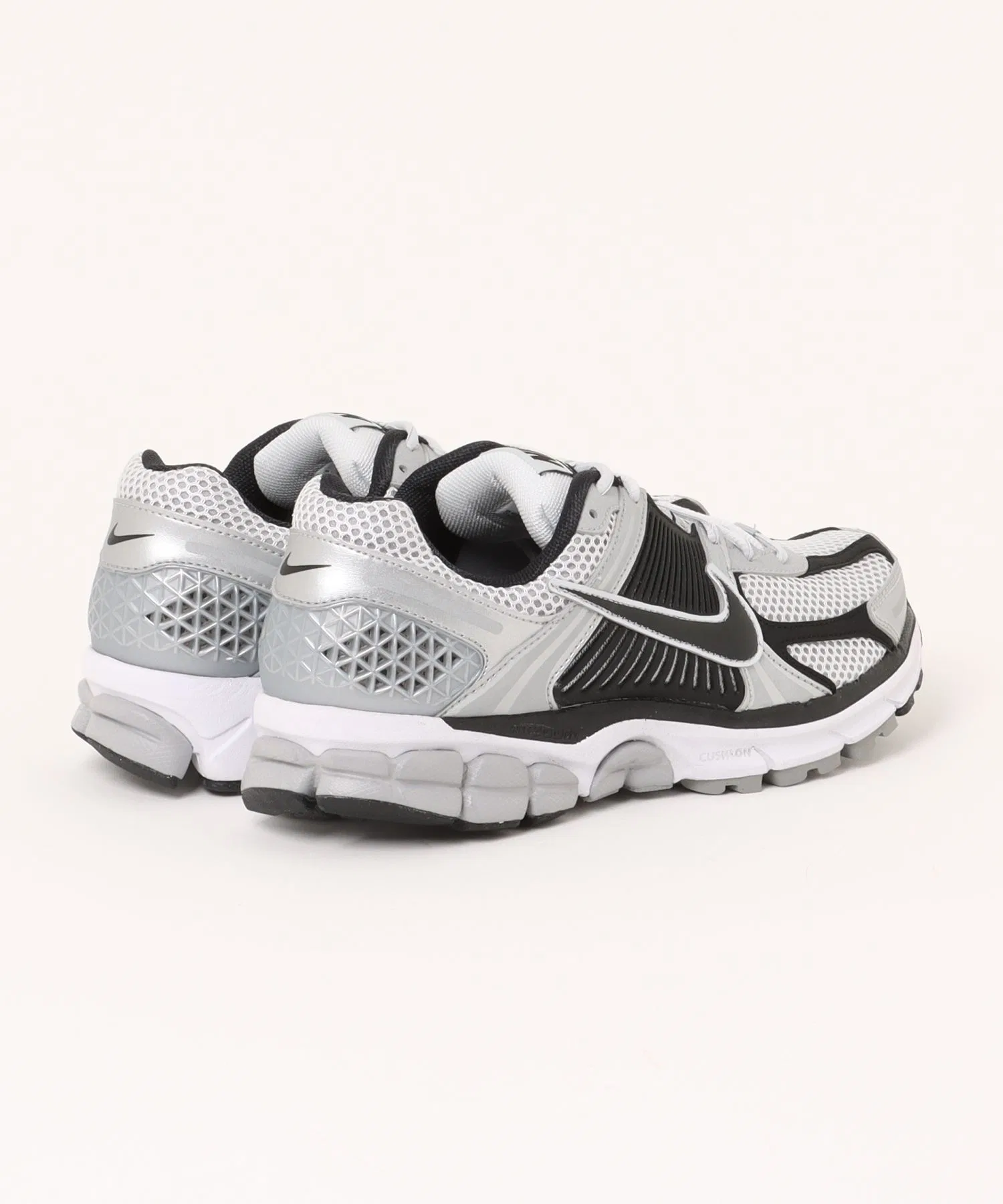 Мужские кроссовки NIKE ZOOM VOMERO 5 серебряные — фото 2