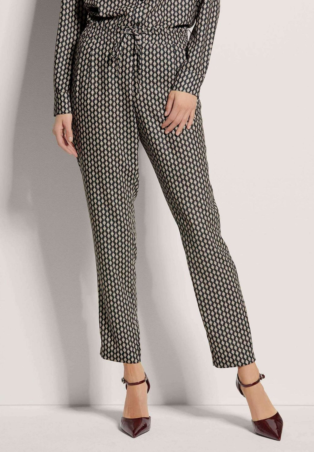 

Брюки ELEGANTE AUS FLIESSENDER QUALITÄT MADELEINE, черный